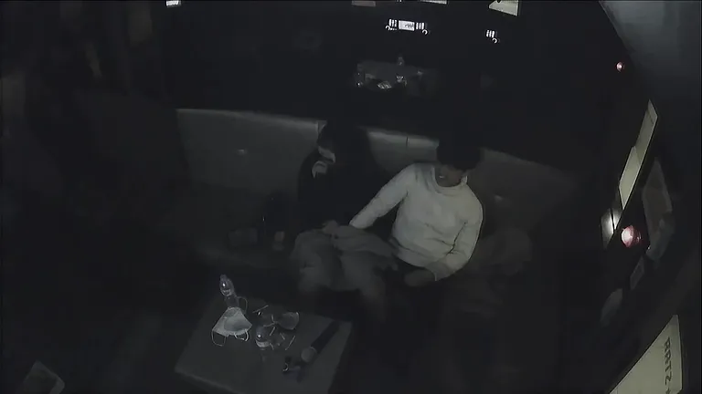 노래방에서 끈적한 시간을 보내는 커플