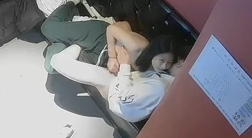 돈이 부족한 어린 커플들이 사랑을 나누기엔 최고의 장소 코인 노래방