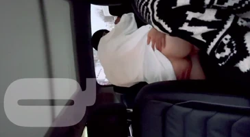 운전하는 친구뒤에서 카섹 즐기기