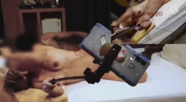 박히는거 셀카봉으로 촬영하는 아줌마