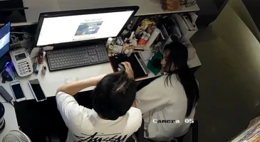출근전에 카운터 실장 물 빼주는 매니저