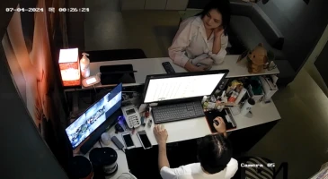 타이 마사지샵 카운터에서 실장 대딸 해주는 태국 매니저