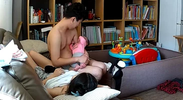 마누라에게 봉사하고 아기도 척척 돌보는 스윗한 남편