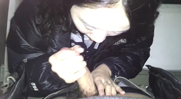공공 화장실에서 노스페이스녀 삽입