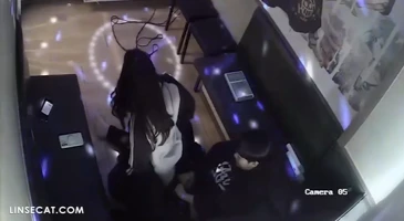 노래방에서 패딩으로 가리고 떡치는 커플