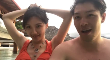 일본 신혼커플 신혼여행 숙소 수영장에서 간단펠라