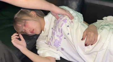자다가 시커먼 남자놈 둘에게 갑자기 따먹히는 미소녀