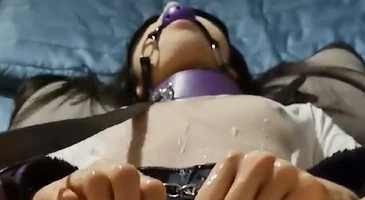 혼자서 딜도머신까지 풀세팅해놓고 자위