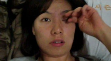고전작 회색 티셔츠녀