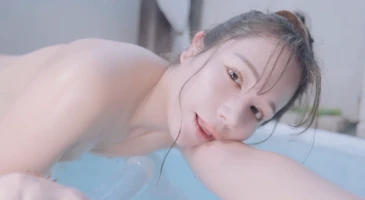 뜨끈한 야외 욕조에서 즐기는 나른한 혼자놀기