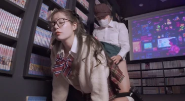 만화방에서 자위하다 걸린 여고생에게 주인장이 내린 형벌