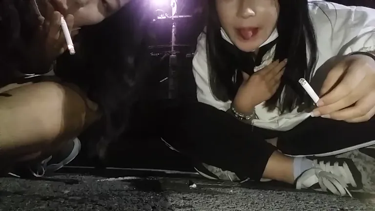 그냥 어린 년들이 담배 피다가 침 뱉을뿐인 동영상