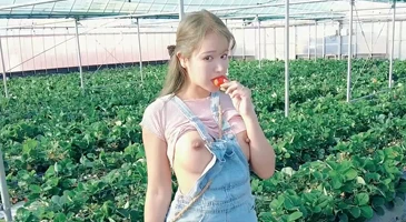 딸기 농원에서 수확한 딸기를 곁들인 상콤한 섹스