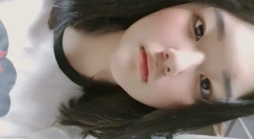 앙증맞은 외모의 LOVE 티셔츠녀