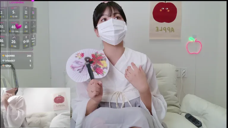 추석을 맞아 한복 착장으로 고운 자태를 뽐내는 애플이