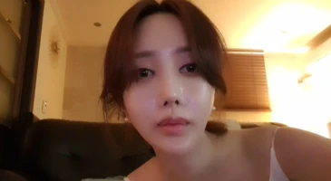 캠이 꺼진 줄 알고 자연인 상태로 활보하는 BJ