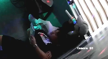코노에서 애정 행각을 즐기는 헬창 남친과 귀여운 애인