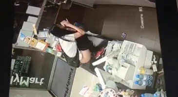 화장실 못쓰게 해서 카운터에 오줌 갈기는 미친뇬