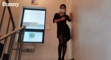 비상구에서 소소한 일탈을 즐기는 승희