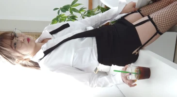 이지적이고 매혹적인 오피스걸