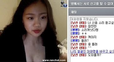 자신의 가슴에 자부심 있는 언럭키 손나은