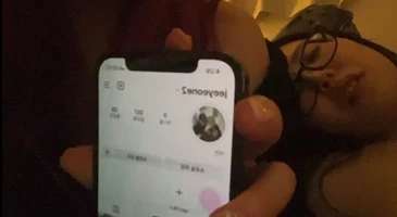 조신하게 생겼는데 냅다 젖을 까버림