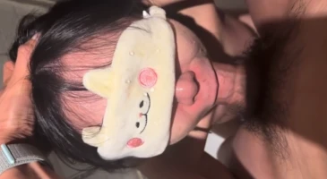 입에 자지를 문채로 오줌 삼키는 민지