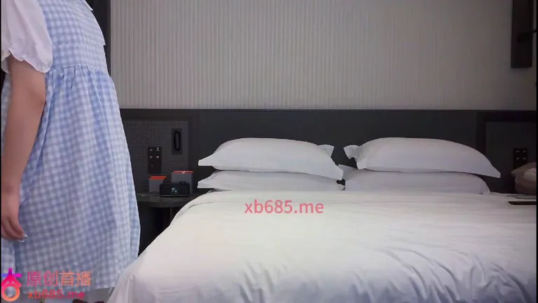 어린 조건녀와 미시 조건녀를 차례대로 부르는 남자