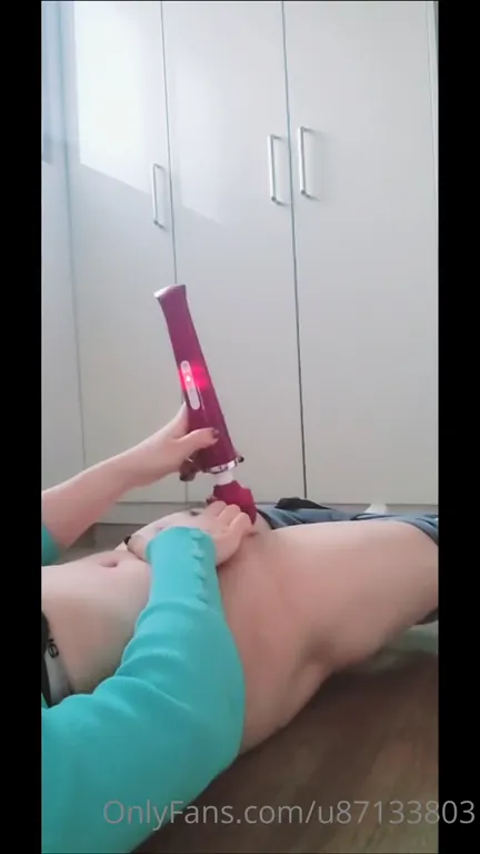 수도꼭지녀가 바닥 물청소를 하는 방법