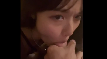 게걸스럽게 육봉을 탐하는 암캐의 보지와 입안에 한방씩