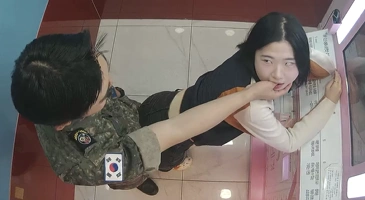 인생네컷 부스안에서 흘러 넘치는 연인들의 사랑