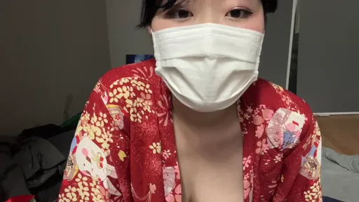 숲에서 밴드로 넘어가서 손장난 보여주는 뚱녀