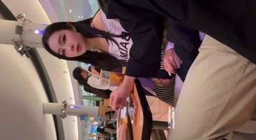커피숍 와플에 천연 슈크림 곁들여서 먹방