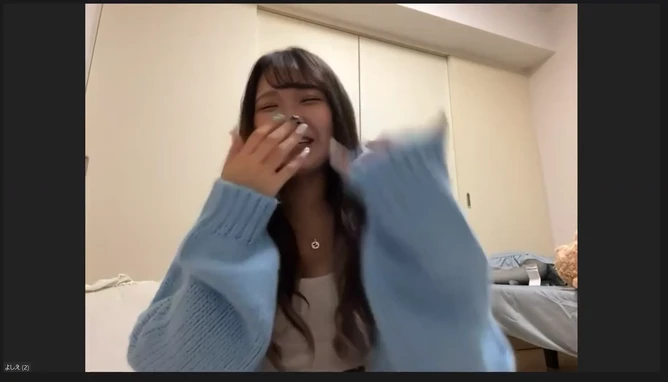 귀여운 애가 귀여운 미니 볼링핀으로 자위