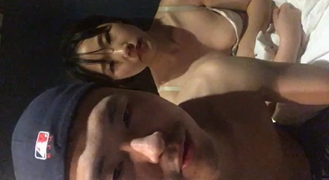 별창남 철이 전투적인 키스를 즐기는 게스트