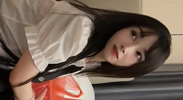 일본 아이돌 교복을 입고 출근한 아가씨