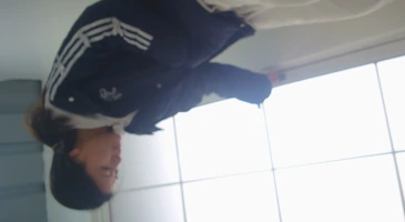 쌀쌀한 초겨울 공원의 이동식 화장실 풍경 03화