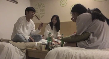 취해서 지 남친도 못 알아보고 딴놈에게 박히네