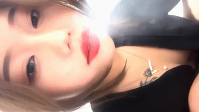 귀여운 외모와 상반되는 허스키한 목소리 자위방송