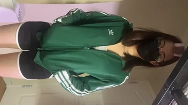 슬림 탄탄한 몸매의 아디다스 초록 저지녀