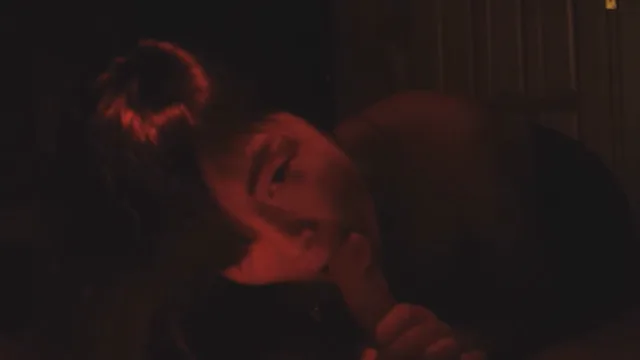 편하게 스몰토크 하면서 오럴 해주는 업소녀