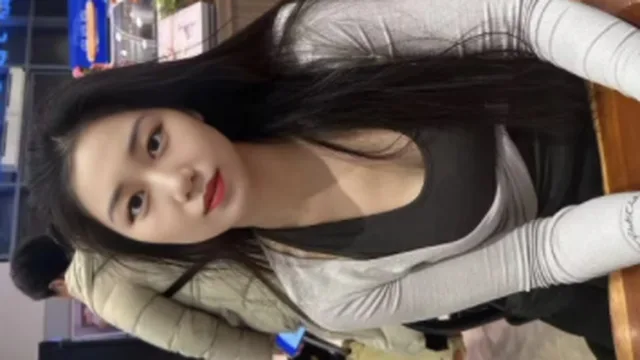 요가로 열심히 몸매 관리중인 어린 와이프