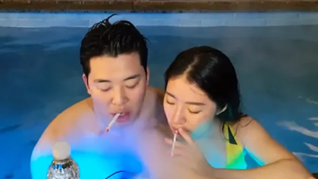 고오급 펜션 미니 풀장안 물속에서 떡치다가 영정