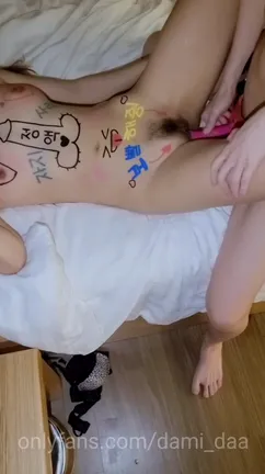 온몸이 그림판이 된 개걸레 꼬맹이