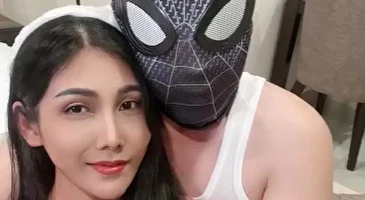 도시의 안전을 위해 불철주야 힘쓰는 스파이더맨에게 작은 보상을 주는 걸레녀