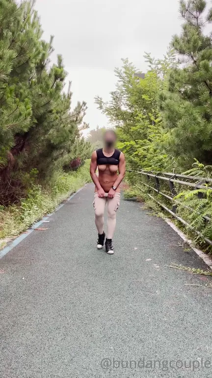 헬창변녀 분당댁 - 바닷가에서 홀딱벗고 자위하고 사까시하는 미친 깡다구
