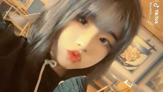 자랑스런 미드 방송으로 보여주는 틱톡커 윤조이