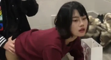 공중 화장실에서 추억 남기기