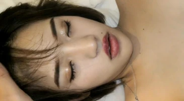 정신없이 자면서도 밑으로는 박히면서 오줌싸는 인어공주 문신녀
