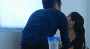 대만의 풋풋한 대학생커플 강의가 끝난 강의실안에서
